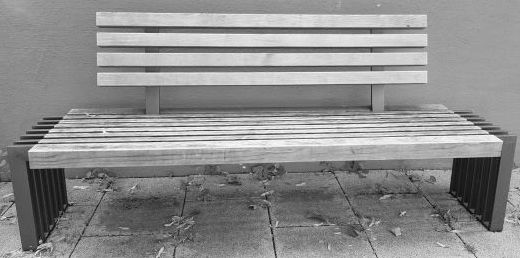 Parkbank als Ruhepunkt